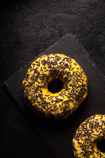 Vista superior de rosquinhas vitrificadas na ardósia