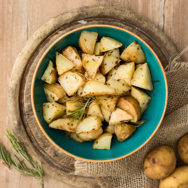 Foto grátis vista superior de saborosas batatas na tigela