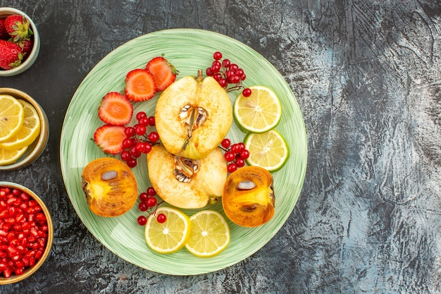 Vista superior de salada de frutas com frutas frescas fatiadas