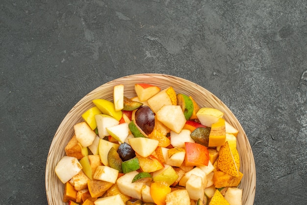 Vista superior de salada de frutas com frutas frescas fatiadas