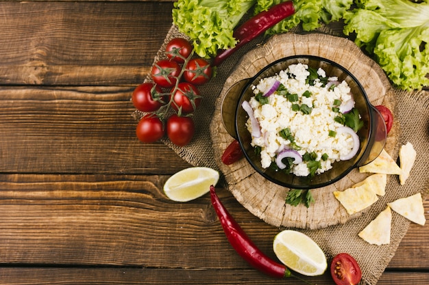 Foto grátis vista superior de salada mexicana com espaço de cópia