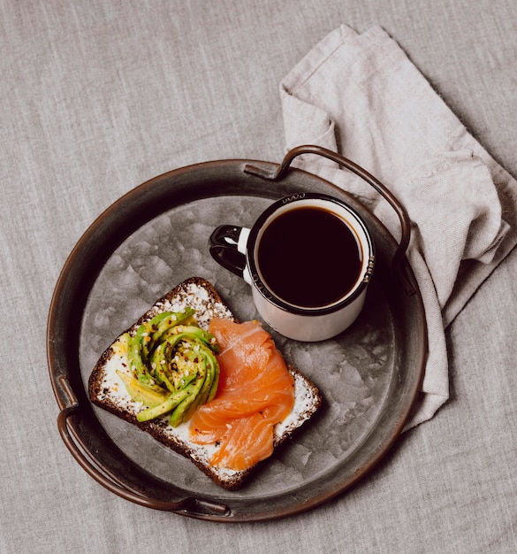 Foto grátis vista superior de sanduíches de café da manhã com salmão e abacate