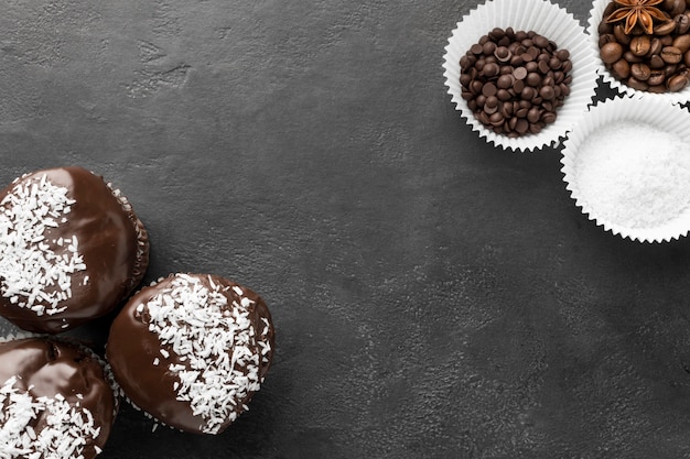 Vista superior de sobremesas de chocolate com grãos de café
