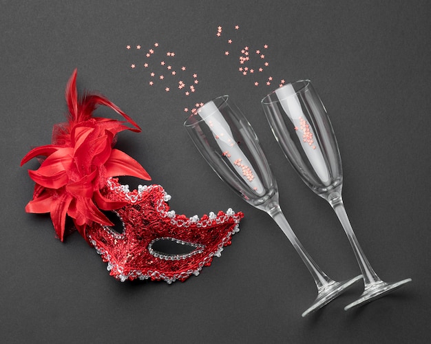 Foto grátis vista superior de taças de champanhe e máscara de carnaval com penas