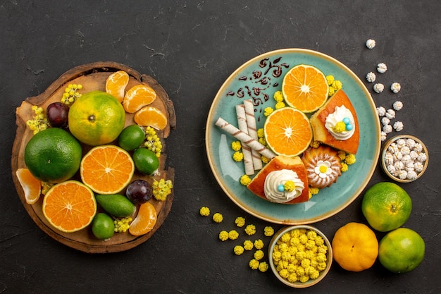 Vista superior de tangerinas frescas com feijoa e torta preta