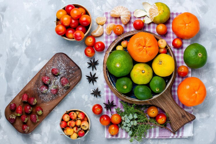 Foto grátis vista superior de tangerinas frescas com limões e ameixas em uma mesa branca