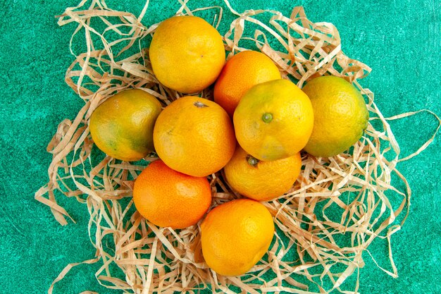 Vista superior de tangerinas frescas e ácidas sobre fundo verde