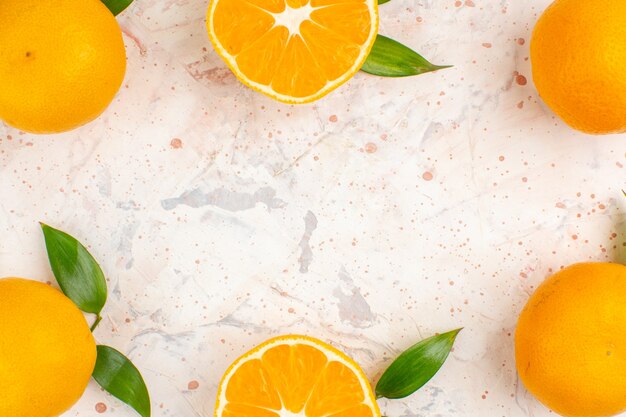 Vista superior de tangerinas frescas em uma superfície isolada brilhante com espaço de cópia