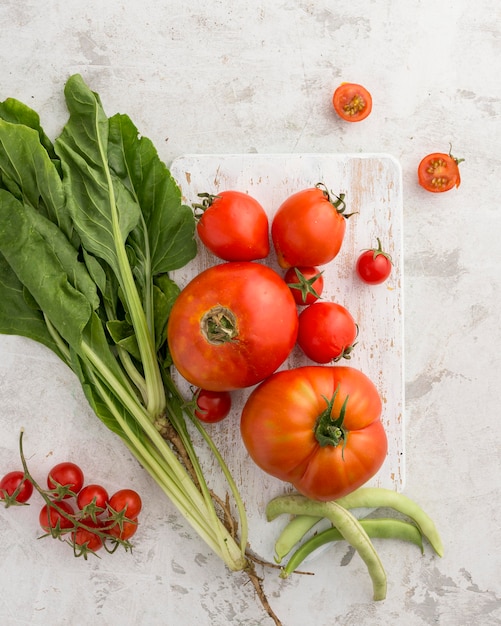 Foto grátis vista superior de tomates e folhas de alface