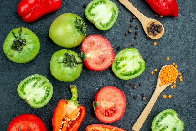 Vista superior de tomates e pimentas em fundo escuro