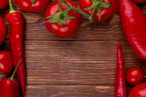 Foto grátis vista superior de tomates maduros de legumes frescos com pimenta vermelha em madeira rústica, com espaço de cópia