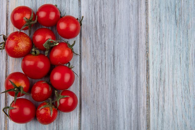 Vista superior de tomates na superfície de madeira