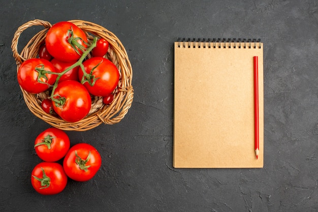 Foto grátis vista superior de tomates vermelhos frescos dentro da cesta