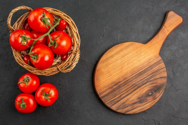Vista superior de tomates vermelhos frescos dentro da cesta