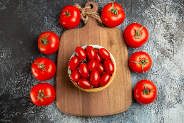 Foto grátis vista superior de tomates vermelhos frescos