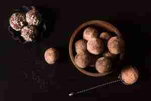 Foto grátis vista superior de trufas de chocolate prontas para serem servidas