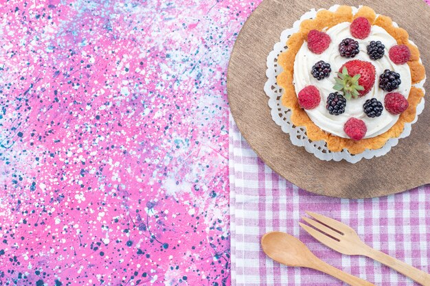 vista superior de um bolo delicioso com creme e frutas frescas em uma mesa leve, biscoito de bolo de frutas vermelhas