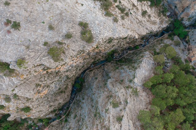 Vista superior de um caminho que passa entre as rochas
