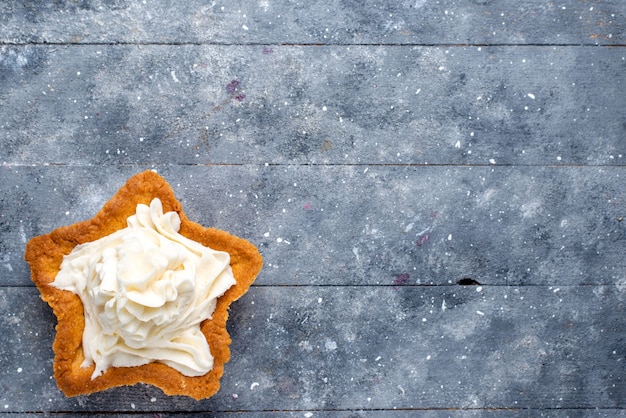 Vista superior de um delicioso bolo assado em forma de estrela com creme branco gostoso dentro de uma mesa leve, bolo assar chá com creme doce