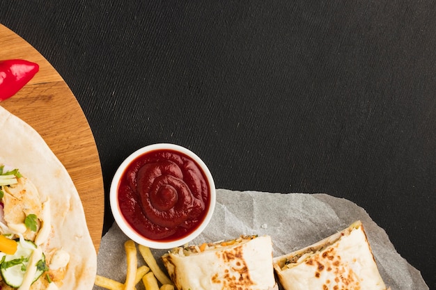 Foto grátis vista superior de um delicioso kebab com espaço de cópia e ketchup