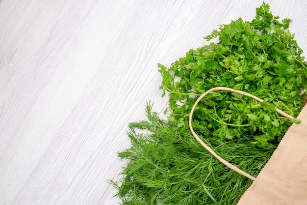 Foto grátis vista superior de um feixe de cebola verde em uma cesta no lado esquerdo em fundo branco