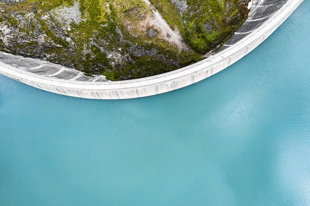 Foto grátis vista superior de um lago à beira da estrada capturada durante o dia