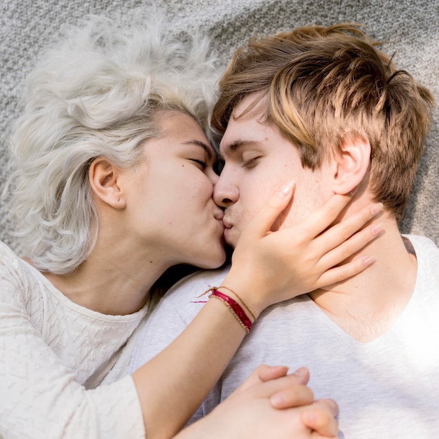 Foto grátis vista superior de um lindo casal se beijando ao ar livre