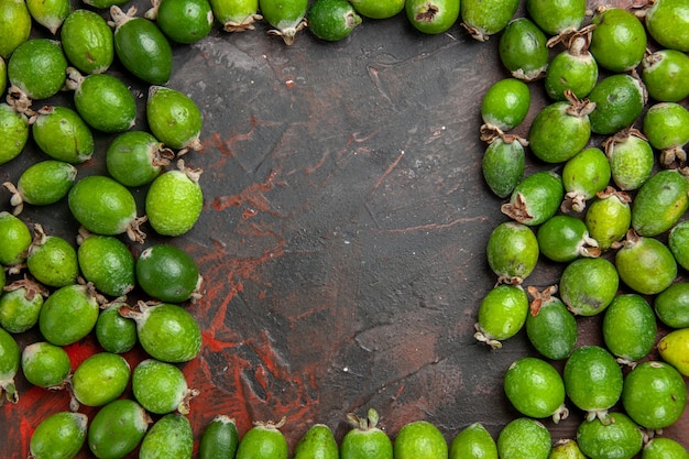 Vista superior de um local gratuito entre feijoas verdes naturais