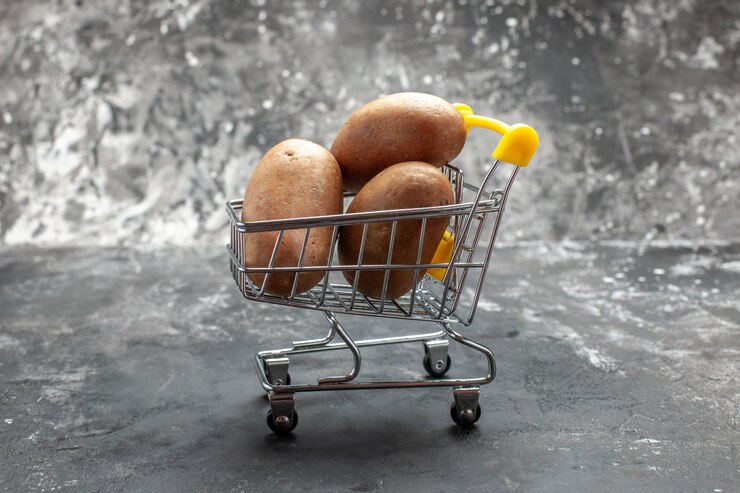 Foto grátis vista superior de um pequeno gráfico de compras dobrável com batatas