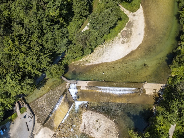 Vista superior de um rio que flui próximo a uma floresta