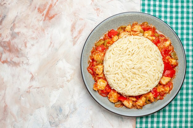 Vista superior de uma deliciosa refeição de arroz branco com frango e vegetais