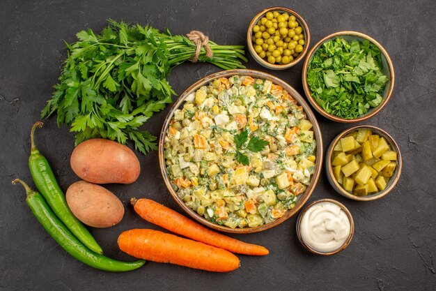 Vista superior de uma deliciosa salada com legumes frescos em superfície escura