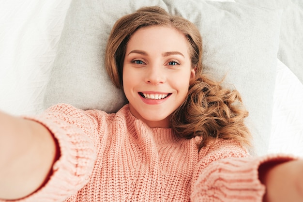 Vista superior de uma jovem mulher bonita com roupas casuais