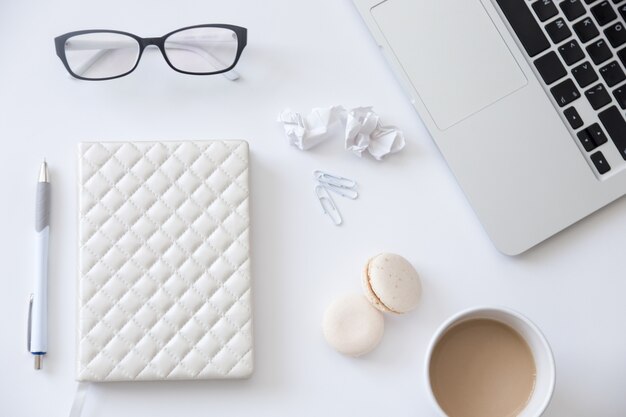 Vista superior de uma mesa de trabalho com material de escritório de senhora