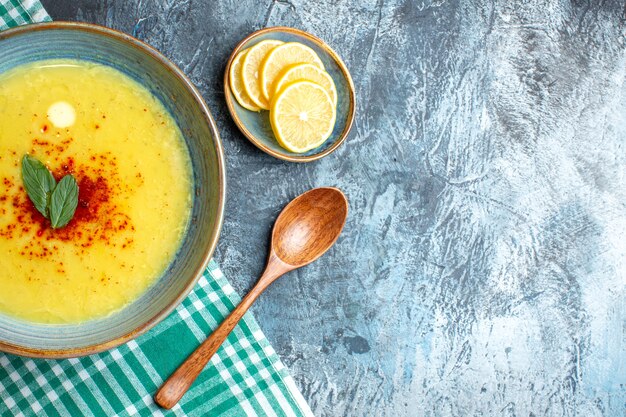 Vista superior de uma panela azul com saborosa sopa servida com hortelã e pimenta