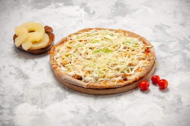 Foto grátis vista superior de uma pizza caseira de abacaxi seco e tomate em uma superfície branca manchada