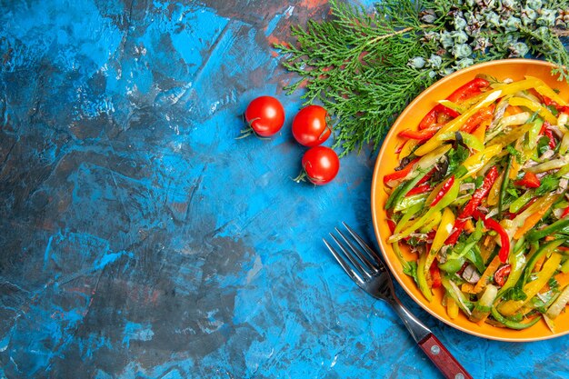 Vista superior de uma saborosa salada de vegetais em superfície escura