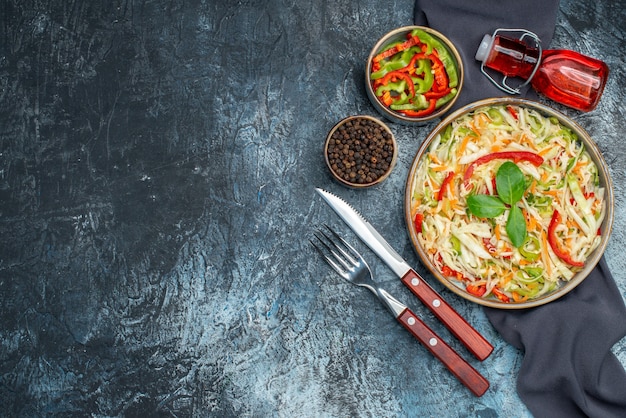 Vista superior de uma saborosa salada de vegetais em superfície escura