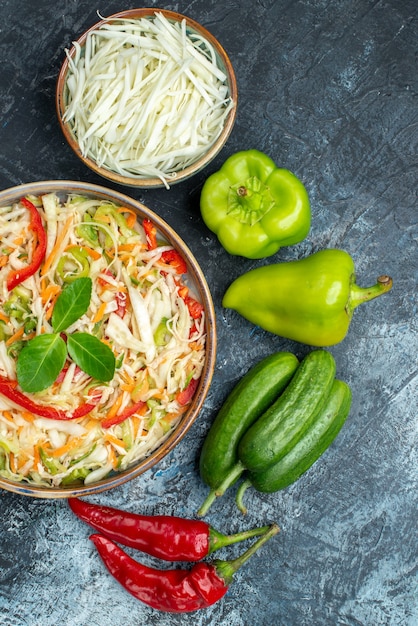 Foto grátis vista superior de uma saborosa salada de vegetais em superfície escura