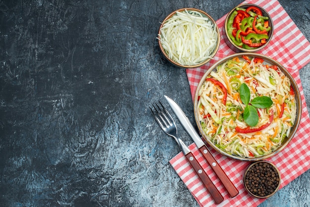 Vista superior de uma saborosa salada de vegetais em superfície escura