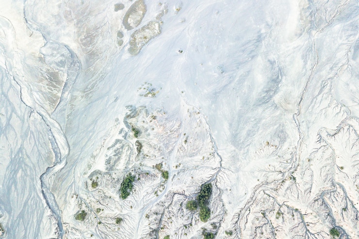 Foto grátis vista superior de uma terra montanhosa com neve