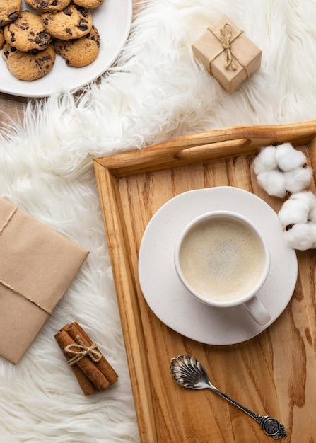 Foto grátis vista superior de uma xícara de café com biscoitos e flores de algodão