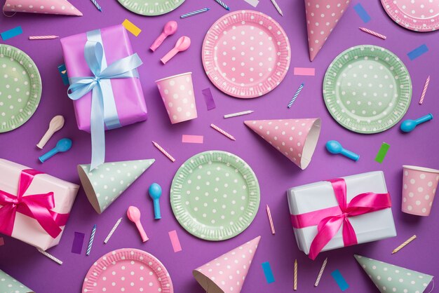 Vista superior de utensílios de mesa e elementos de aniversário