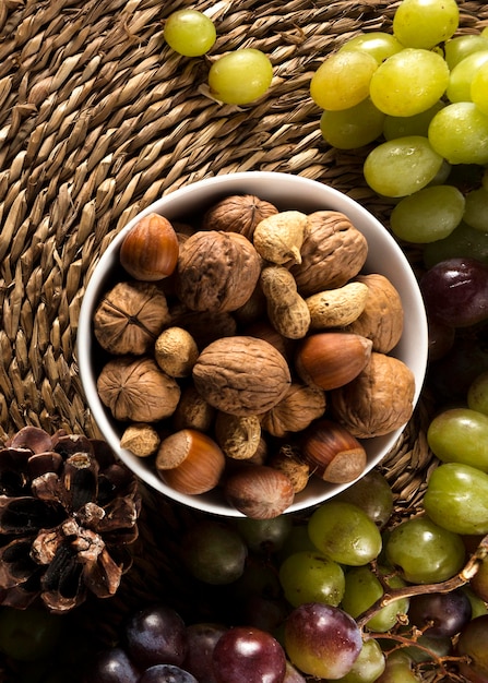 Foto grátis vista superior de uvas de outono com variedade de nozes