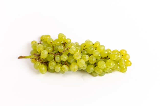 Vista superior de uvas frescas e suculentas verde suave no fundo branco