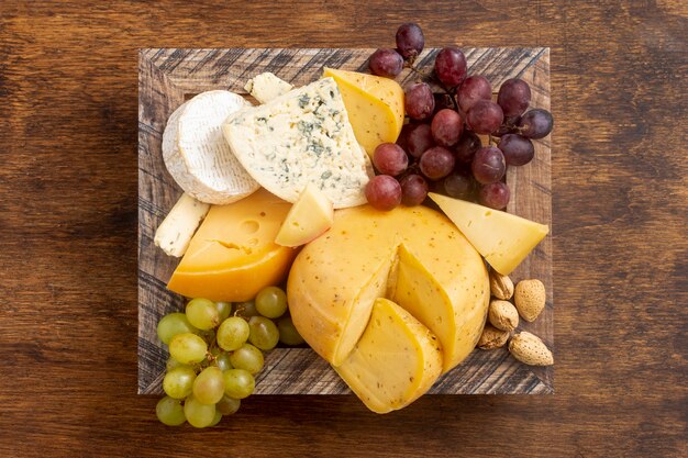 Vista superior de vários queijos em uma mesa