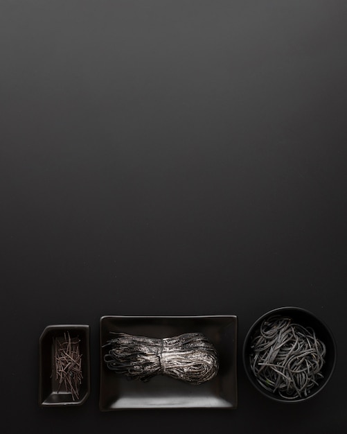 Vista superior de vários tipos de macarrão de tinta de lula em tigelas