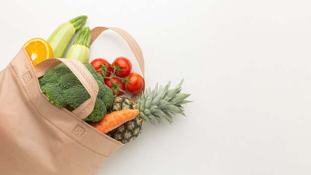 Vista superior de vegetais e frutas na sacola