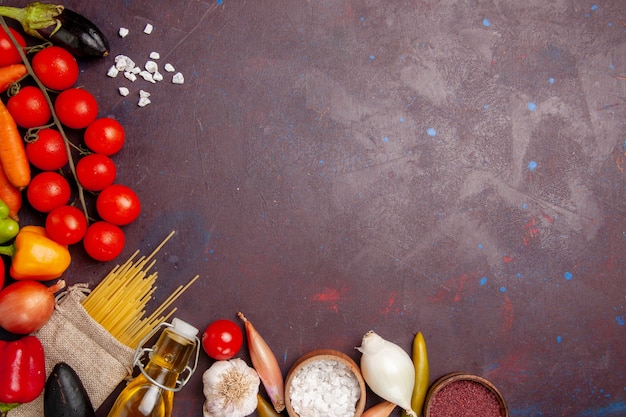 Foto grátis vista superior de vegetais frescos com massa italiana crua no espaço escuro