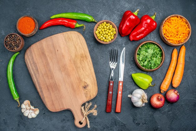 Vista superior de vegetais frescos com verduras em piso escuro de vegetais maduros